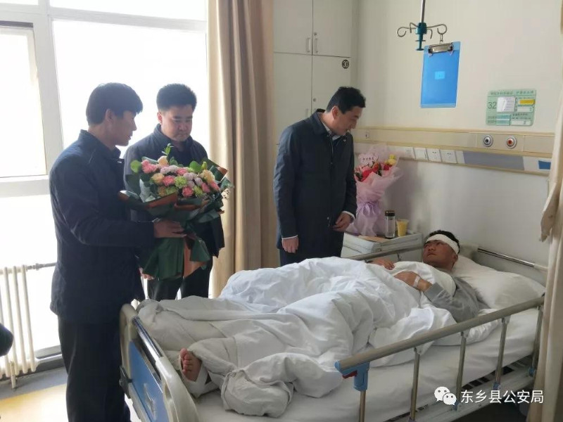 县局主要领导看望慰问负伤患病民警辅警_副本.jpg 县局主要领导看望慰问负伤患病民警辅警_副本.jpg