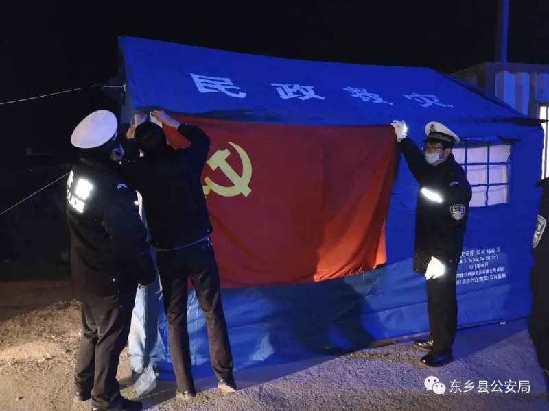 东乡公安民警辅警全力以赴抗击疫情1_副本.jpg