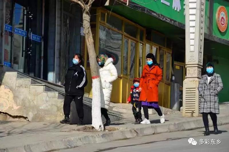 东乡：群众出门戴口罩成为一种自.jpg