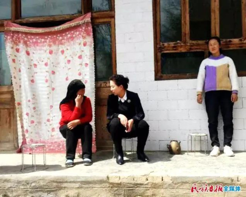 妇联干部助少女重返校园_副本.jpg