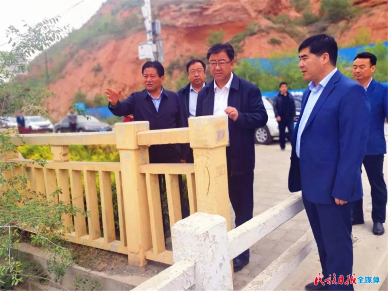 郭鹤立调研锁折路_副本.jpg
