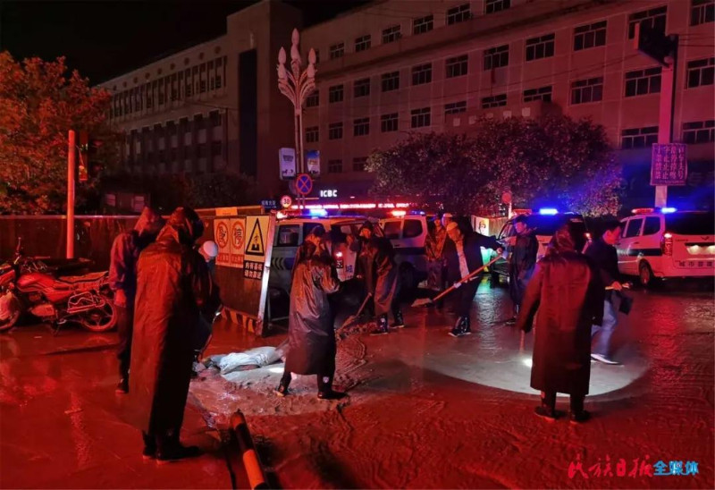 彻夜坚守 筑牢雨夜安全屏障_副本.jpg