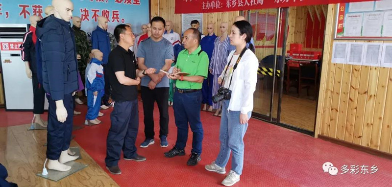 走进东乡开展采访1_副本.jpg 走进东乡开展采访1_副本.jpg