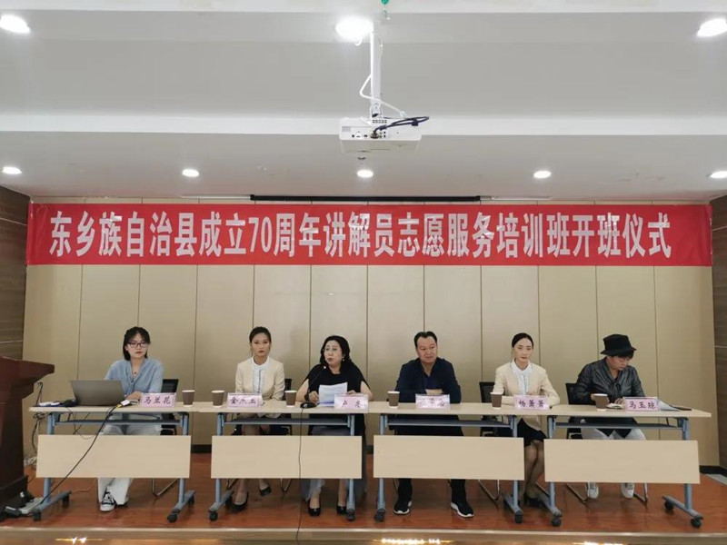县庆讲解员1_副本.jpg