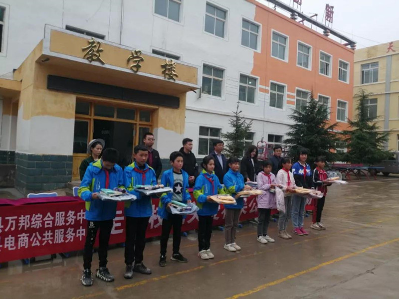 东乡县举办公益捐赠活动2_副本.jpg