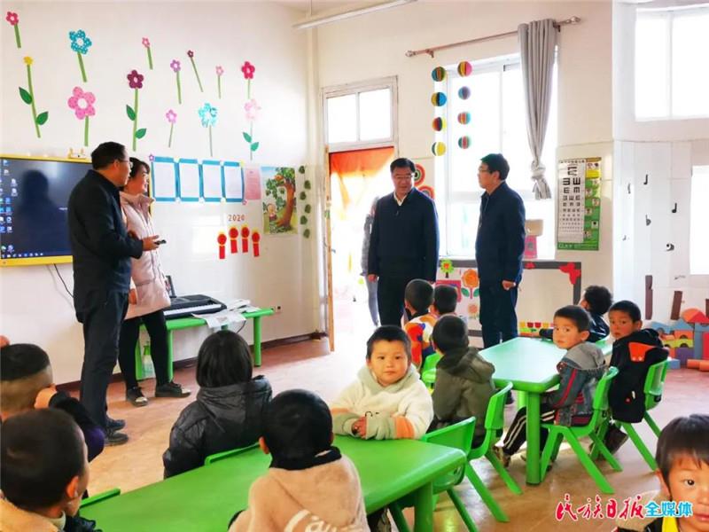 郭鹤立在东乡县1 - 副本_副本.jpg 郭鹤立在东乡县1 - 副本_副本.jpg