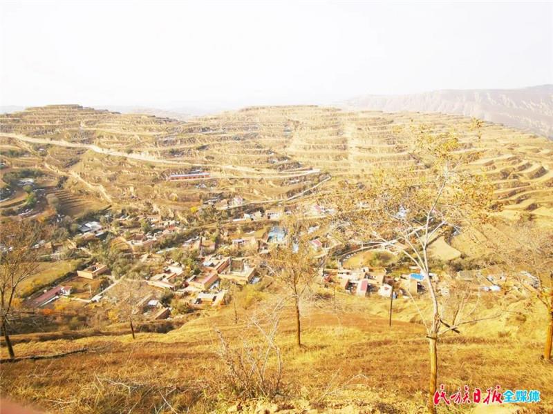 郭鹤立在东乡县2 - 副本_副本.jpg 郭鹤立在东乡县2 - 副本_副本.jpg