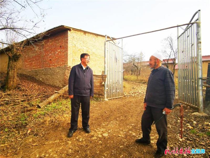 郭鹤立在东乡县3 - 副本_副本.jpg 郭鹤立在东乡县3 - 副本_副本.jpg