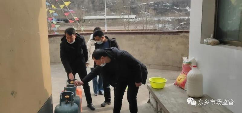 东乡县市场监管局强化液化气站充装安全专项整治.jpg