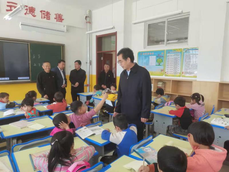 调研组专家到达板镇鹭岛小学调研.jpg