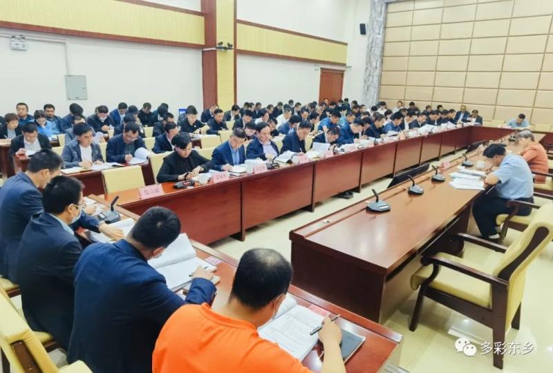马秀兰主持召开县委常委会（扩大）会议2.jpg