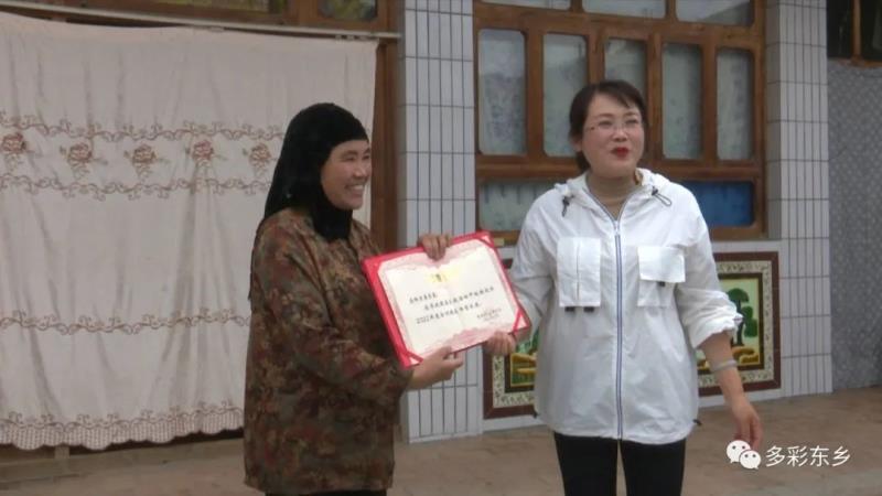 临夏州妇联在东乡县开展爱心企业慈善助学暨女童保护公益巡讲活动5.jpg