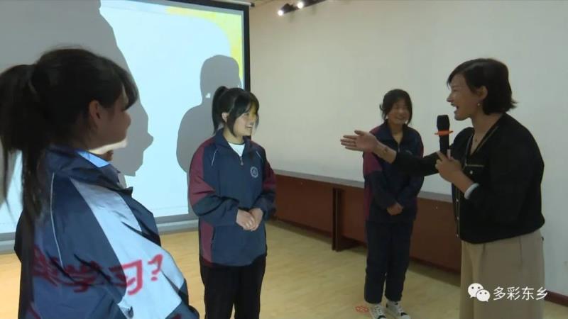 临夏州妇联在东乡县开展爱心企业慈善助学暨女童保护公益巡讲活动6.jpg