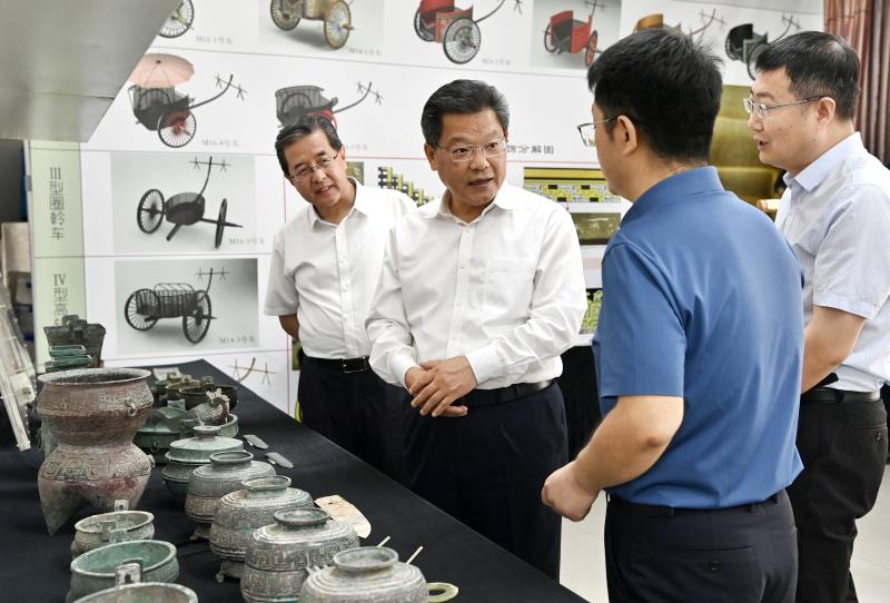 任振鹤在甘肃省文物考古研究所调研1.jpg