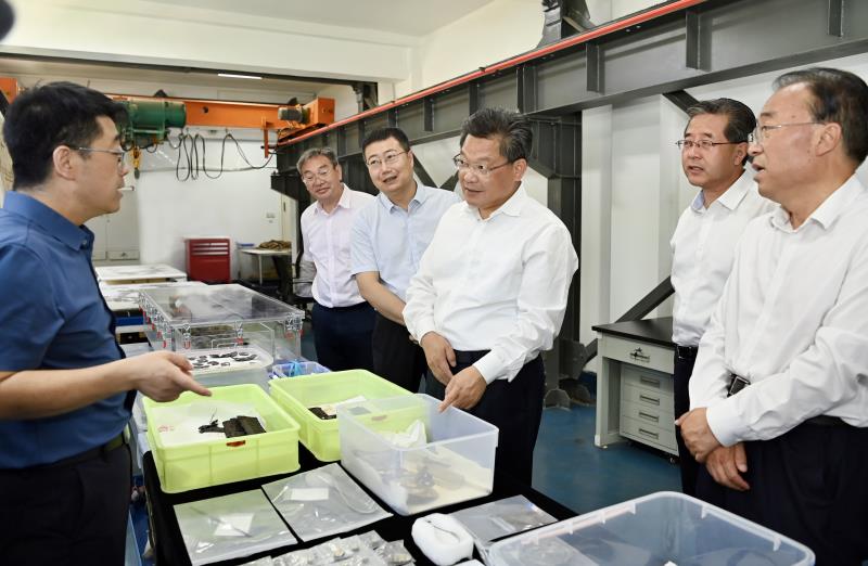 任振鹤在甘肃省文物考古研究所调研2.jpg
