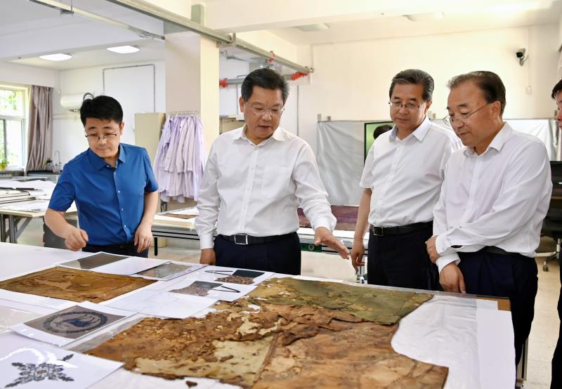 任振鹤在甘肃省文物考古研究所调研3.jpg