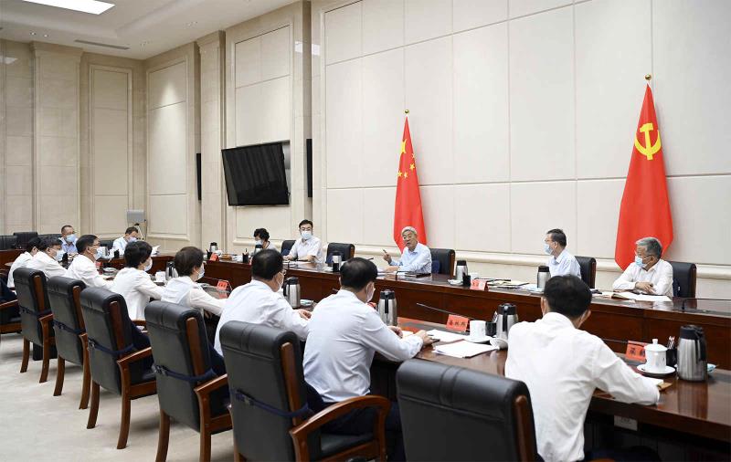 尹弘在研究就业工作专项会议上强调1.jpg