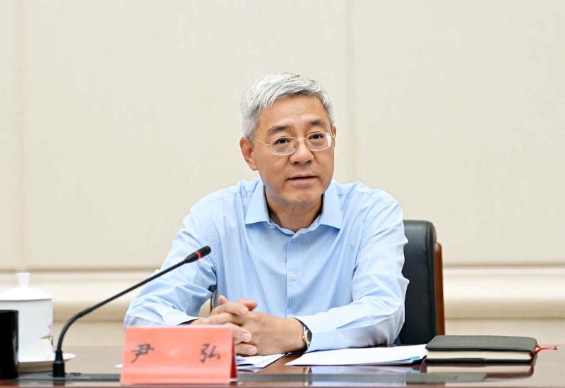 尹弘在研究就业工作专项会议上强调2.jpg