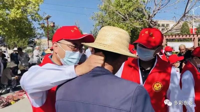 东乡县人民医院组织开展义诊活动4.jpg