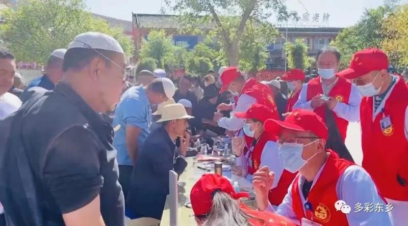 东乡县人民医院组织开展义诊活动5.jpg