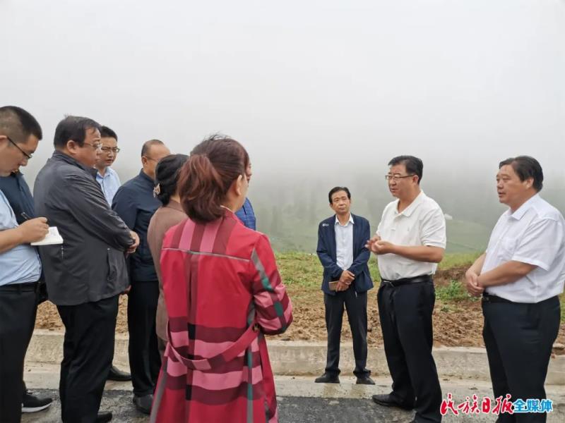 郭鹤立在旅游大通道沿线调研1.jpg