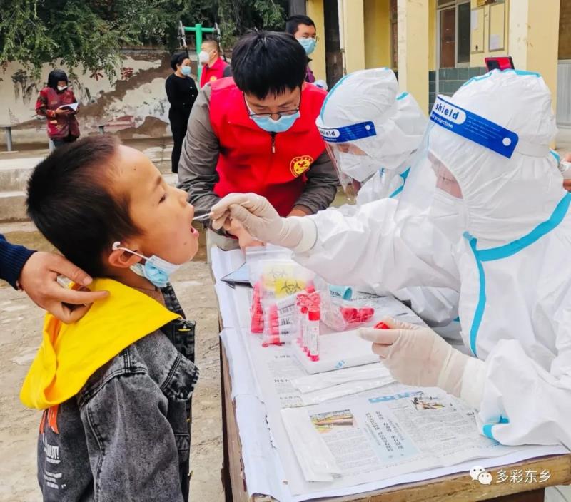 【疫情防控 东乡在行动】雨中你来坚守 “疫”线我送温暖——东乡县新冠肺炎疫情防控各执勤卡点见闻1.jpg