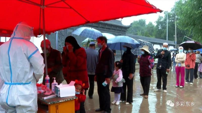 【疫情防控 东乡在行动】雨中你来坚守 “疫”线我送温暖——东乡县新冠肺炎疫情防控各执勤卡点见闻2.jpg