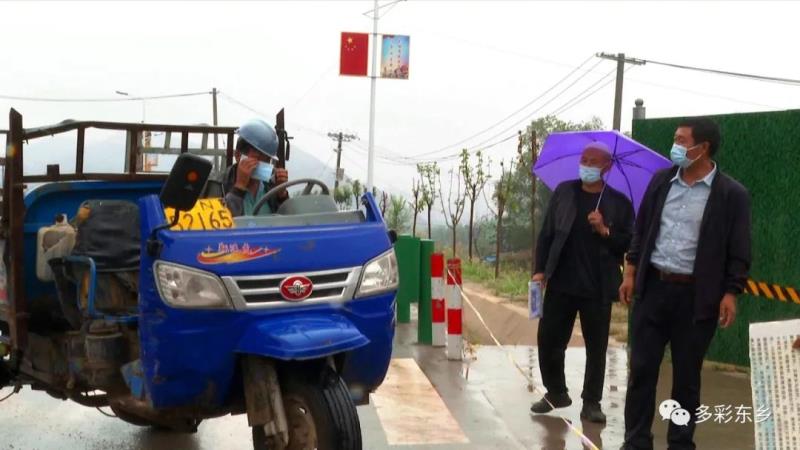 【疫情防控 东乡在行动】雨中你来坚守 “疫”线我送温暖——东乡县新冠肺炎疫情防控各执勤卡点见闻5.jpg