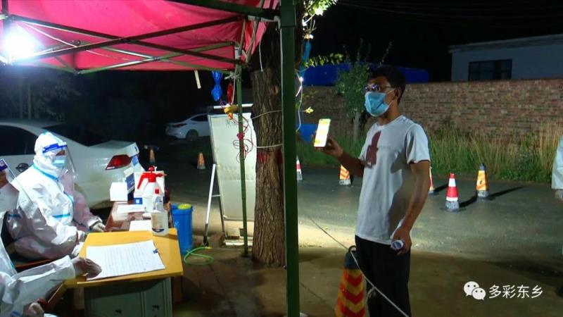 【疫情防控 东乡在行动】雨中你来坚守 “疫”线我送温暖——东乡县新冠肺炎疫情防控各执勤卡点见闻6.jpg