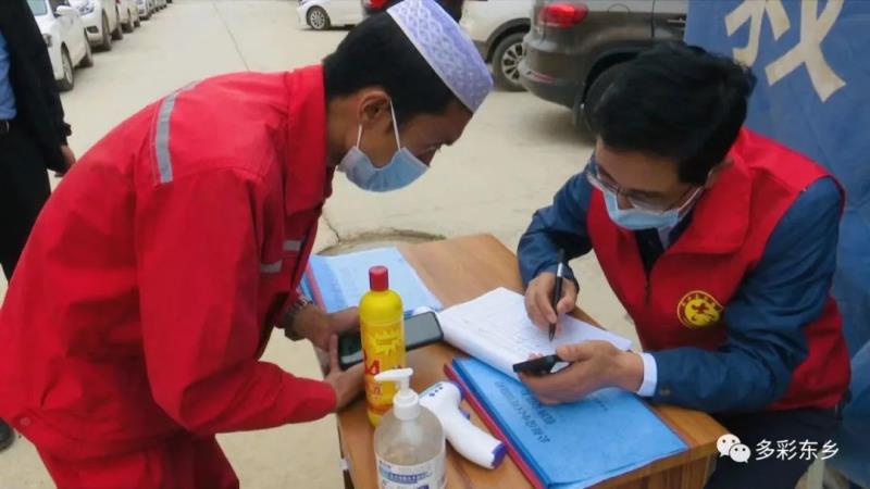 【疫情防控 东乡在行动】雨中你来坚守 “疫”线我送温暖——东乡县新冠肺炎疫情防控各执勤卡点见闻7.jpg