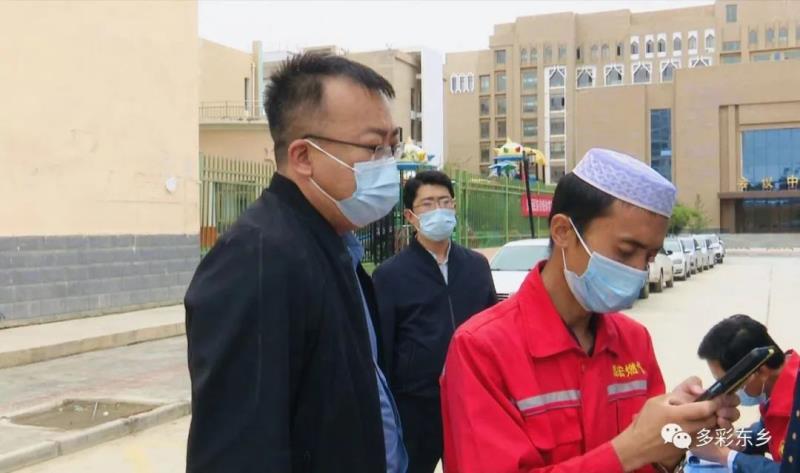 【疫情防控 东乡在行动】雨中你来坚守 “疫”线我送温暖——东乡县新冠肺炎疫情防控各执勤卡点见闻8.jpg