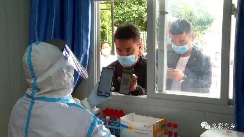 【疫情防控 东乡在行动】雨中你来坚守 “疫”线我送温暖——东乡县新冠肺炎疫情防控各执勤卡点见闻10.jpg