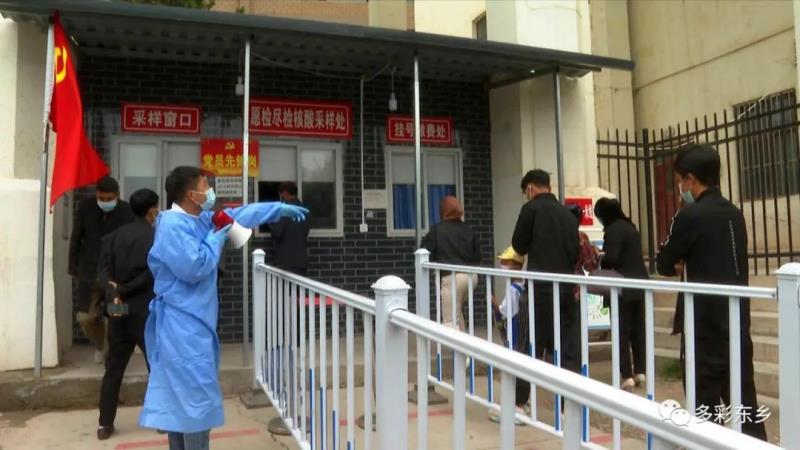 【疫情防控 东乡在行动】雨中你来坚守 “疫”线我送温暖——东乡县新冠肺炎疫情防控各执勤卡点见闻11.jpg