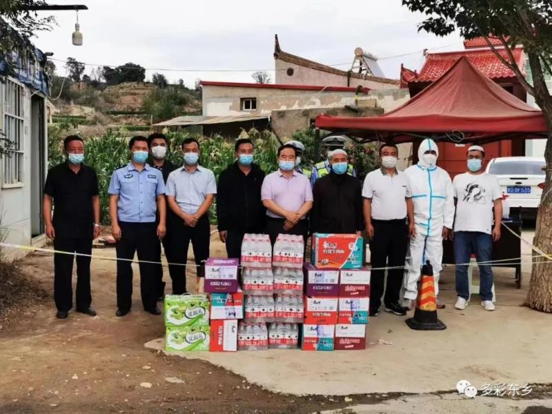 【疫情防控 东乡在行动】雨中你来坚守 “疫”线我送温暖——东乡县新冠肺炎疫情防控各执勤卡点见闻12.jpg