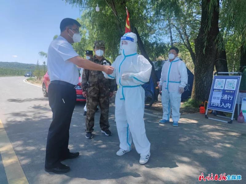 郭鹤立研究部署疫情防控工作并进行实地督导1.jpg