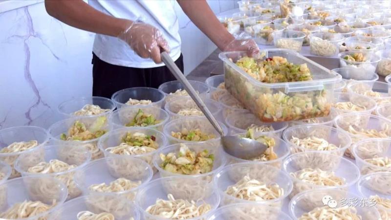 【疫情防控 东乡在行动】东乡：送餐保供 他们坚守1.jpg