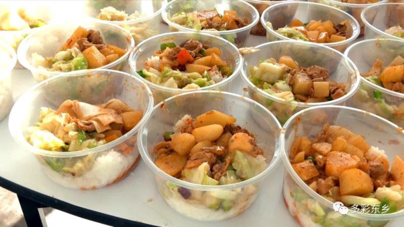 【疫情防控 东乡在行动】东乡：送餐保供 他们坚守2.jpg