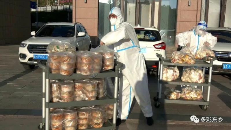 【疫情防控 东乡在行动】东乡：送餐保供 他们坚守3.jpg