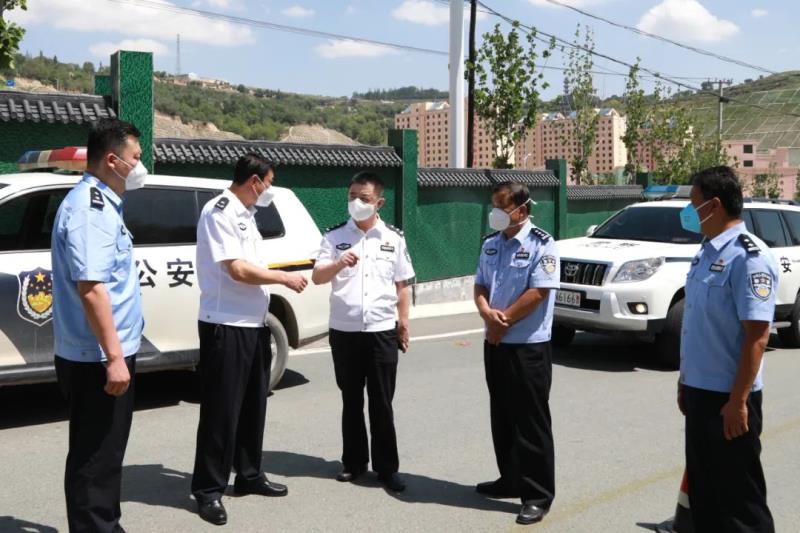 张承平深入东乡县督导检查疫情防控工作看望慰问一线执勤民辅警1.jpg