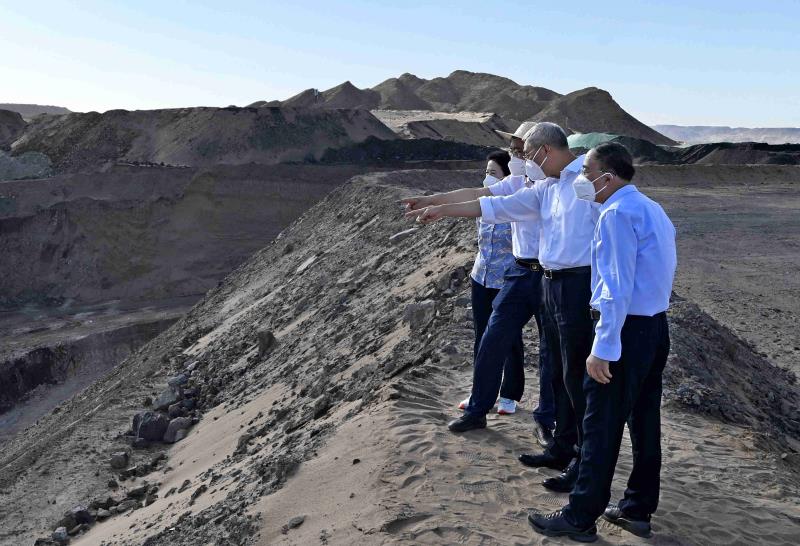 尹弘在景泰县调研“7·23”边坡坍塌事故调查及善后处置工作1.jpg