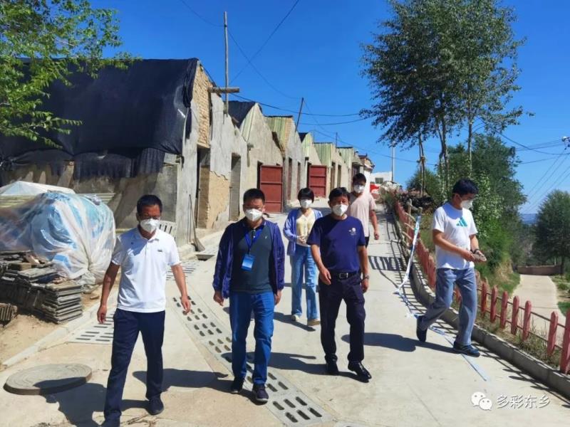 殷向志、徐黎在龙泉镇开展社区管控工作1.jpg