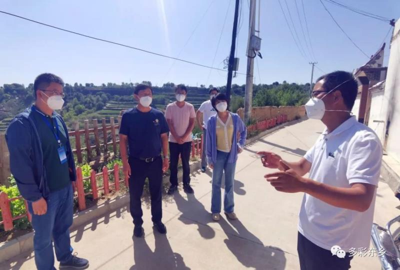 殷向志、徐黎在龙泉镇开展社区管控工作3.jpg 殷向志、徐黎在龙泉镇开展社区管控工作3.jpg