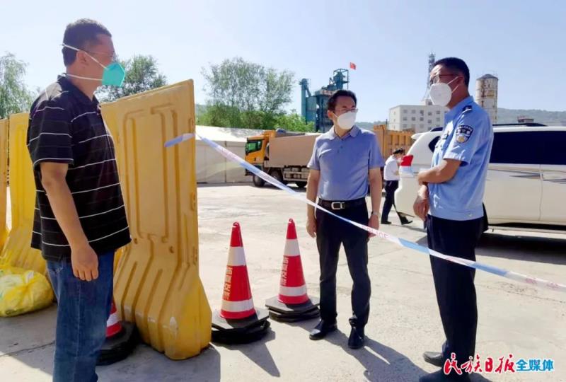 何东在东乡县临夏市督导疫情防控工作1.jpg