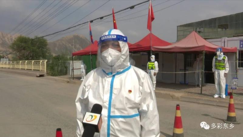 【党旗在一线高高飘扬】东乡县达板桥头：坚守卡点当先锋 战疫一线党旗红6.jpg