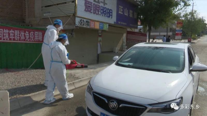 【党旗在一线高高飘扬】东乡县达板桥头：坚守卡点当先锋 战疫一线党旗红8.jpg