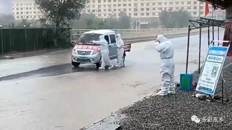 【党旗在一线高高飘扬】东乡县达板桥头：坚守卡点当先锋 战疫一线党旗红9.jpg