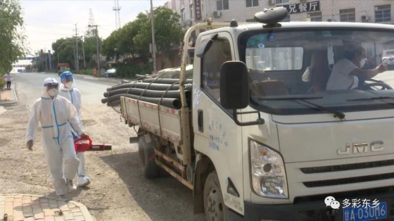 【党旗在一线高高飘扬】东乡县达板桥头：坚守卡点当先锋 战疫一线党旗红10.jpg