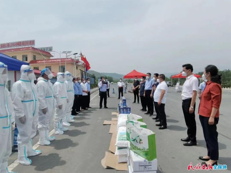 马超到积石山县看望慰问疫情防控一线工作人员1.jpg