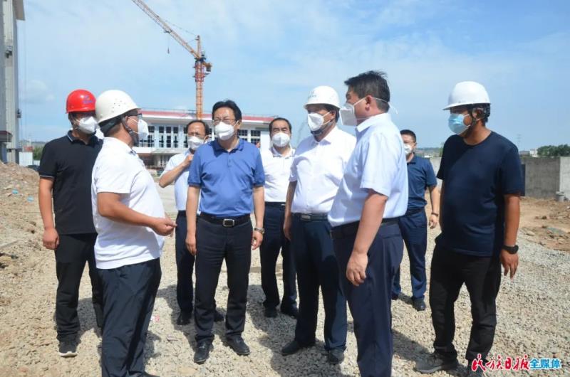 何东调研重点项目建设和建筑工地疫情防控工作1.jpg