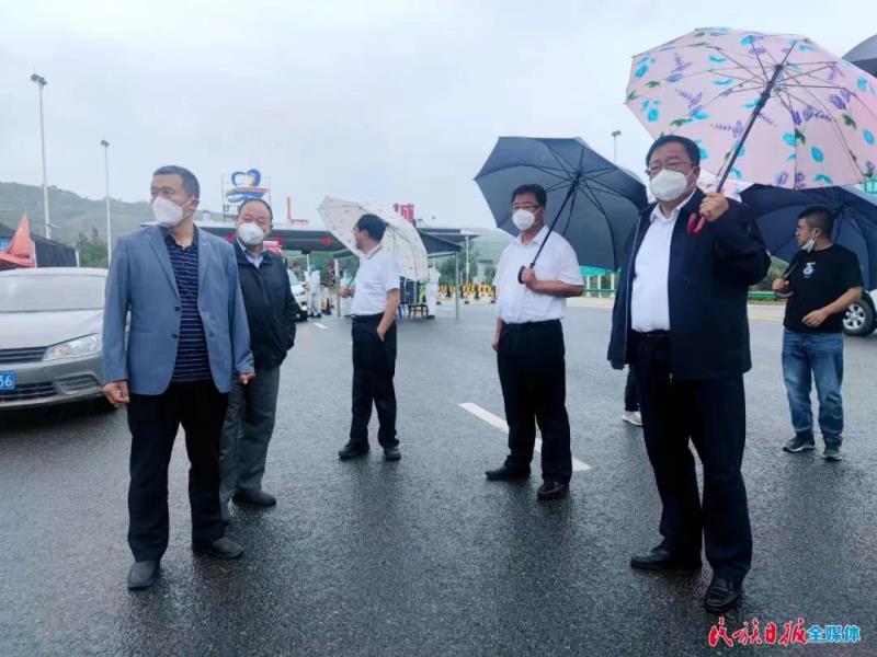 郭鹤立到临夏市、临夏县检查督导交通检测点疫情防控工作2.jpg